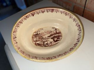 Fuente antigua con paisaje pintado a mano