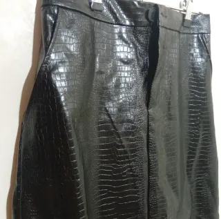 Falda negra efecto piel con flecos