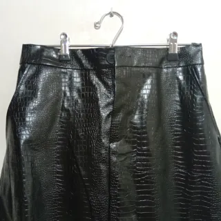 Falda negra efecto piel con flecos