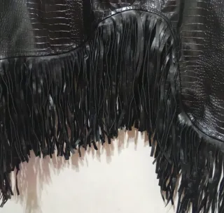 Falda negra efecto piel con flecos