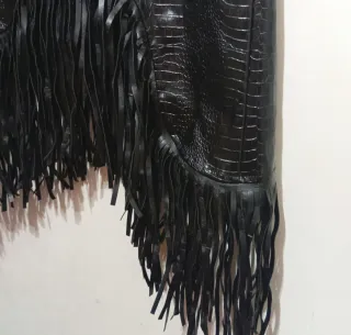 Falda negra efecto piel con flecos