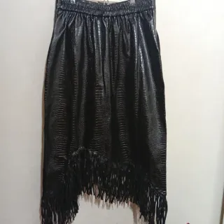 Falda negra efecto piel con flecos