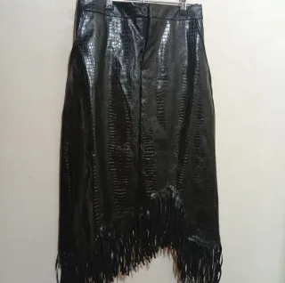 Falda negra efecto piel con flecos
