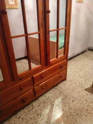 Armario de pino con puertas de cristal