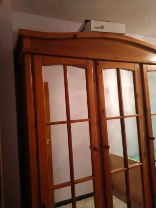 Armario de pino con puertas de cristal