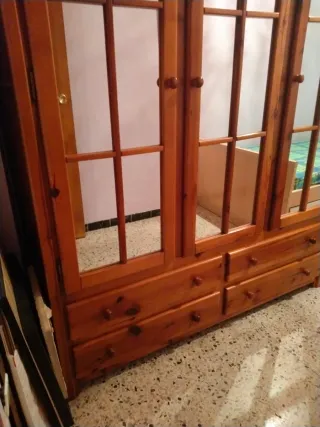 Armario de pino con puertas de cristal