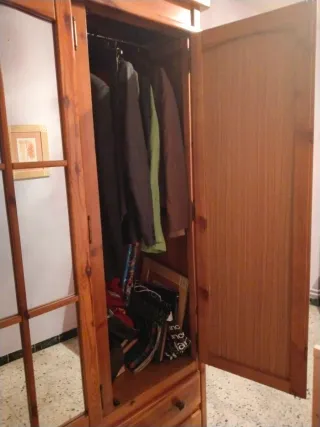 Armario de pino con puertas de cristal