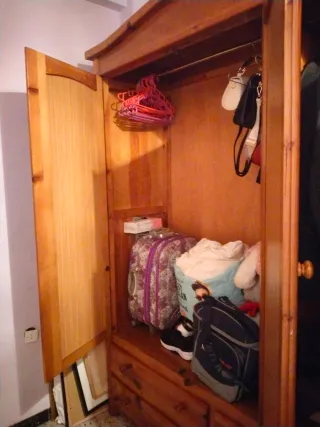 Armario de pino con puertas de cristal