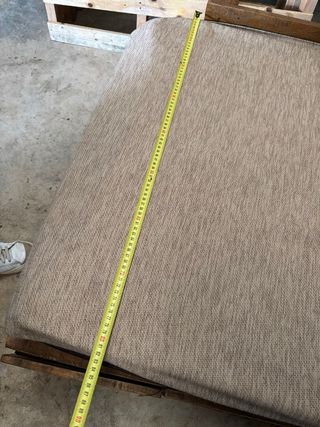 Sofá bajo de palets y cojín beige