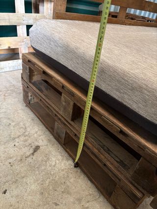 Sofá bajo de palets y cojín beige