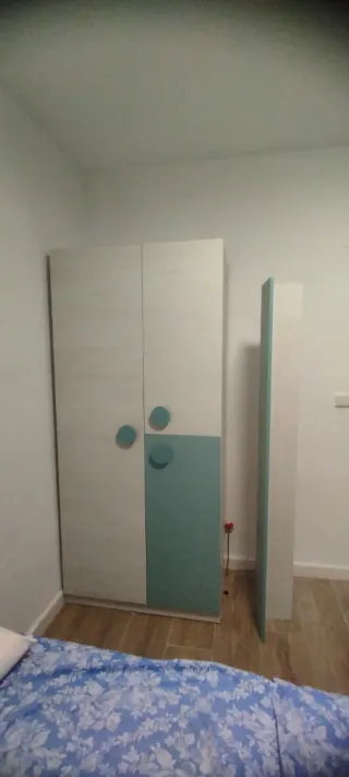 Cama nido con dos colchones, armario y estantería