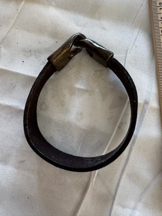 Pulseras de perlas negras y plateadas