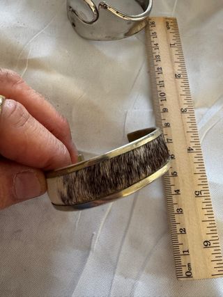 Pulseras de perlas negras y plateadas