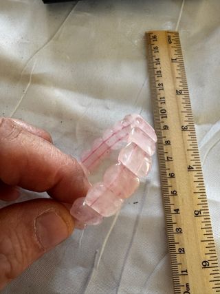 Pulseras de perlas negras y plateadas