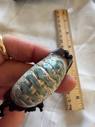 Pulseras de perlas negras y plateadas