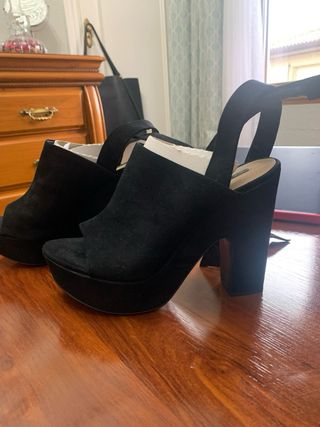 Sandalias negras de plataforma y tacón