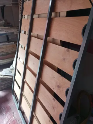 Somier de láminas 135 cm con pies soporte