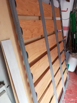 Somier de láminas 135 cm con pies soporte