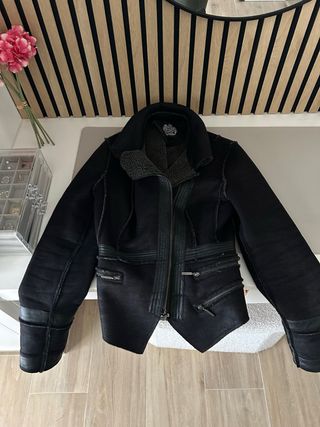 Chaqueta negra efecto piel