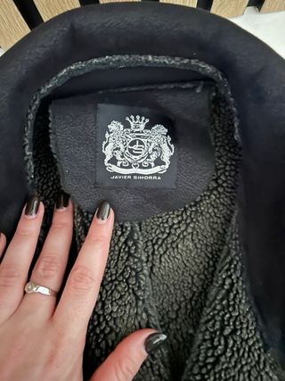 Chaqueta negra efecto piel