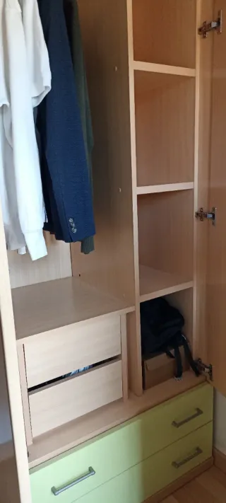 Armario de madera habitación. En muy buen estado.