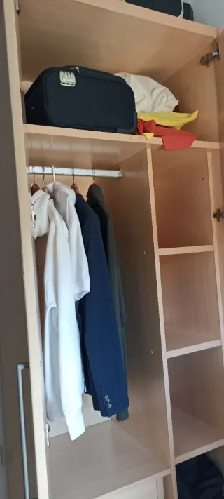 Armario de madera habitación. En muy buen estado.