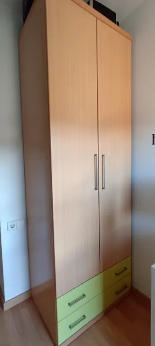Armario de madera habitación. En muy buen estado.