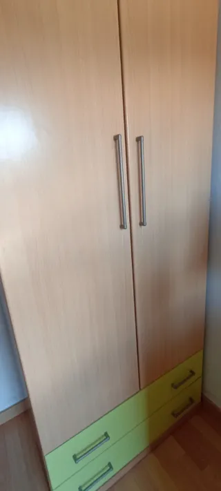 Armario de madera habitación. En muy buen estado.