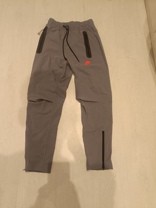 Pantalón Nike gris y rojo Combina con todo
