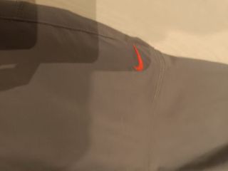 Pantalón Nike gris y rojo Combina con todo