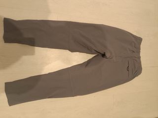 Pantalón Nike gris y rojo Combina con todo