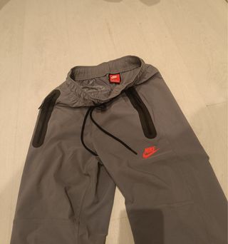 Pantalón Nike gris y rojo Combina con todo