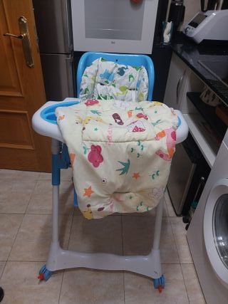 Trona azul y blanca con funda