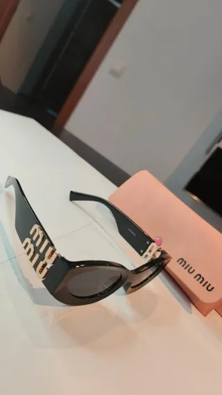Gafas de sol Miu Miu negras y doradas