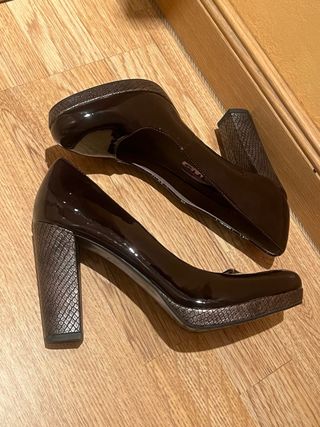 Zapatos de salón Tamaris burdeos talla 38