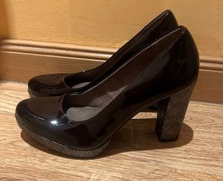 Zapatos de salón Tamaris burdeos talla 38