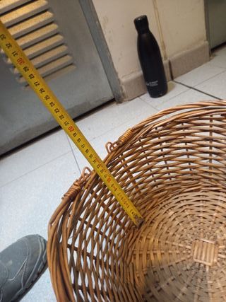Cesto de mimbre con asas móviles