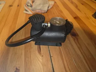 Pompa per gonfiaggio gomme ben tenuta. Funzionante