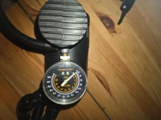 Pompa per gonfiaggio gomme ben tenuta. Funzionante