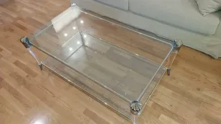 Mesa centro cristal y metal dorado.