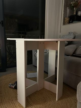 Mesa blanca abatible lista para usar