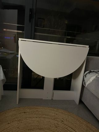Mesa blanca abatible lista para usar