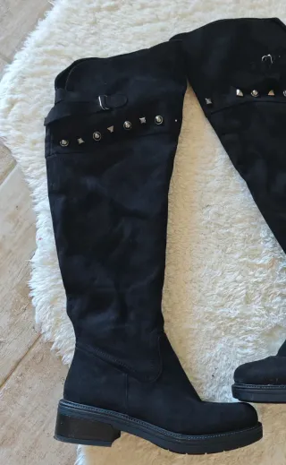 Stivali neri alti con borchie