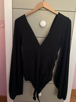 Body negro manga larga escote pico