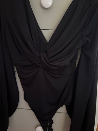 Body negro manga larga escote pico