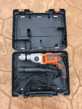 Taladro percutor Black&Decker con maletín
