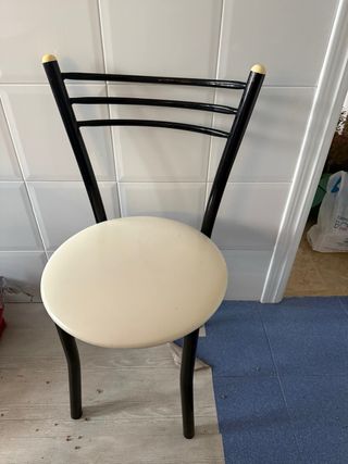 Mesa de cocina con 2 sillas