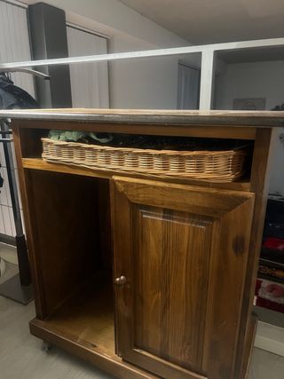 Mueble de madera con cesta