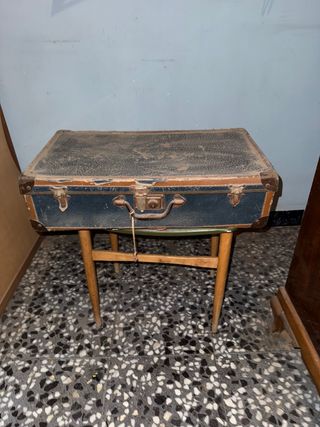 Maleta antigua azul para reparar