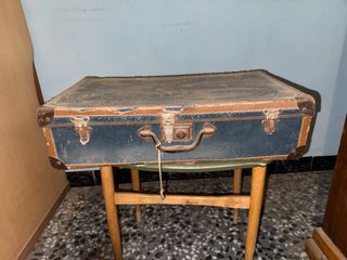 Maleta antigua azul para reparar